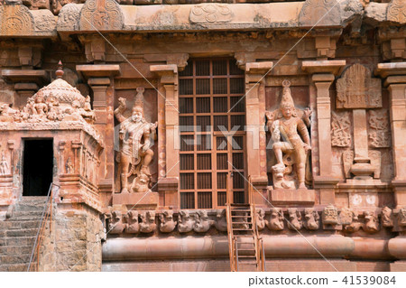 Dwarapalas, southern wall, Brihadisvara Temple, Tanjore, Tamil Nadu Dwarapalas, southern wall, Brihadisvara Temple, Tanjore, Tamil Nadu 41539084