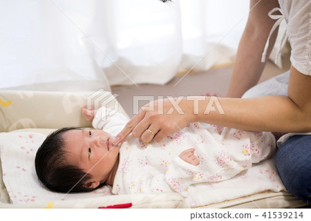 寶寶睡在他的背上和媽媽的手上 寶寶睡在他的背上和媽媽的手上 41539214