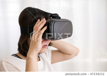 戴著 VR 眼鏡的女人 戴著 VR 眼鏡的女人 41539232