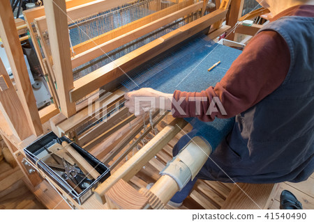 Weaving operation when weaving woolen shawl Weaving operation when weaving woolen shawl 41540490
