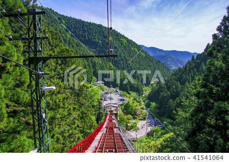 新鮮的綠色三嶽山從三嶽山纜車的內部俯瞰鐵路和T本站的景色 新鮮的綠色三嶽山從三嶽山纜車的內部俯瞰鐵路和T本站的景色 41541064