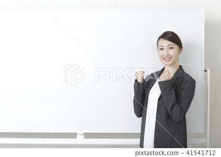 年輕女性的西裝姿勢 41541712