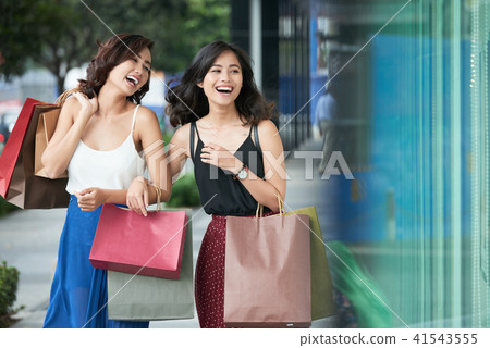 Happy shoppers 41543555