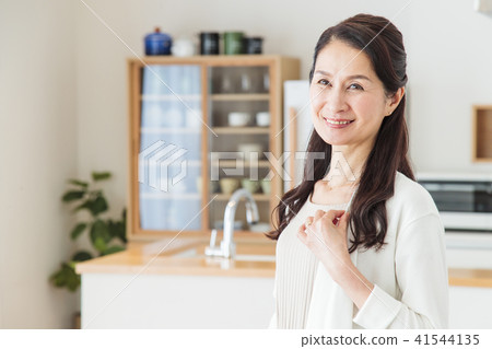 Female Middle Portrait Lifestyle Casual Female Middle Portrait Lifestyle Casual 41544135