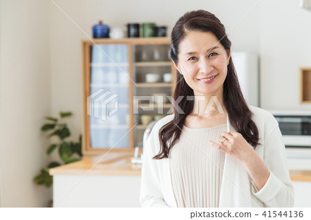 Female Middle Portrait Lifestyle Casual Female Middle Portrait Lifestyle Casual 41544136