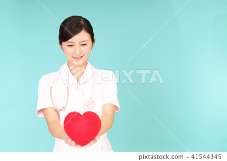 有心臟標記的一位護士 有心臟標記的一位護士 41544345