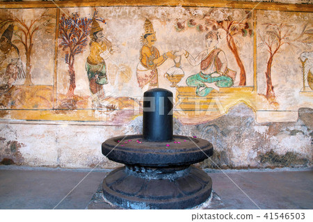 Linga with a Nayaka painting, Brihadisvara Temple Linga with a Nayaka painting, Brihadisvara Temple 41546503