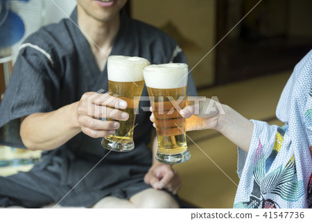 穿著浴衣和啤酒的男人 41547736