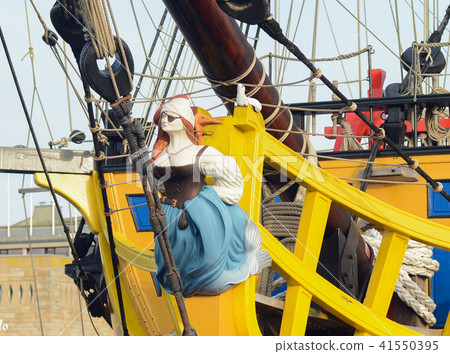The carved figure of a woman pirate 41550395