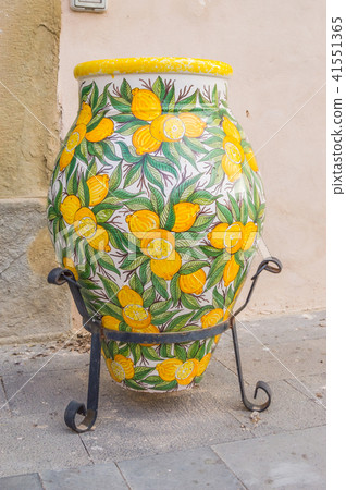 Ceramic jar decorated with lemons on a foot 41551365
