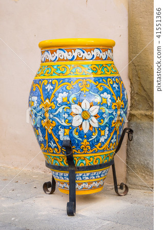 Ceramic jar decorated with floral motifs placed  41551366