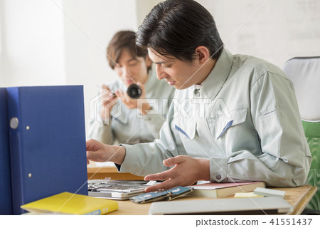 肖像男20's 30's日本2工薪技師工作精密儀器 肖像男20's 30's日本2工薪技師工作精密儀器 41551437