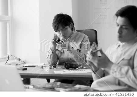 肖像男20's 30's日本2工薪技師工作精密儀器 41551450