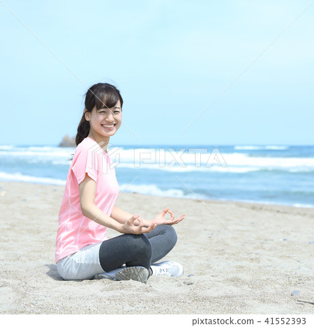 woman meditating woman meditating 41552393