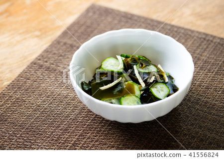 Cucumber and wakame vinegared sauce 41556824