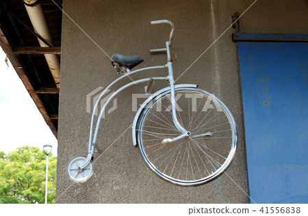 Old bicycle with a large front wheel 41556838
