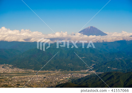 (Yamanashi Prefecture) Mt. Fuji seen from the comb forest road (Yamanashi Prefecture) Mt. Fuji seen from the comb forest road 41557066
