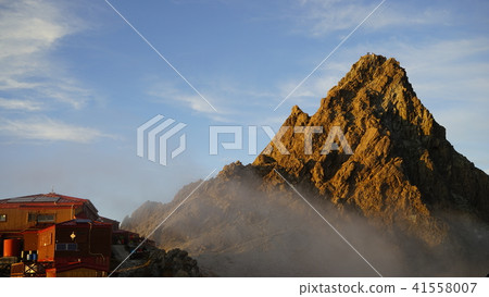 The flow of gas in the evening and the mountain top of Yagamigake stained red 41558007