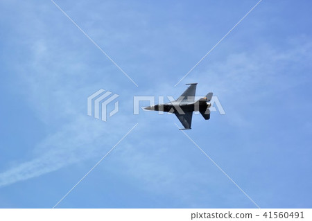 美國空軍的F-16戰鬥機在天空中奔跑 美國空軍的F-16戰鬥機在天空中奔跑 41560491