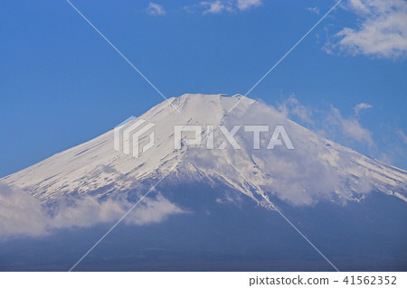 在早春的山中湖山富士山 在早春的山中湖山富士山 41562352