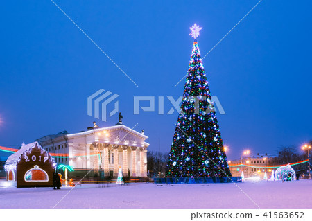 Beautiful city view with a Christmas tree evening Beautiful city view with a Christmas tree evening 41563652