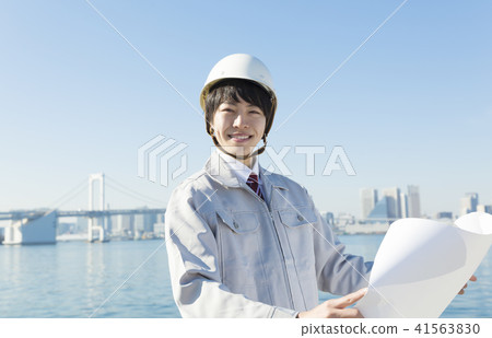 戴著頭盔和圖紙的商人 41563830