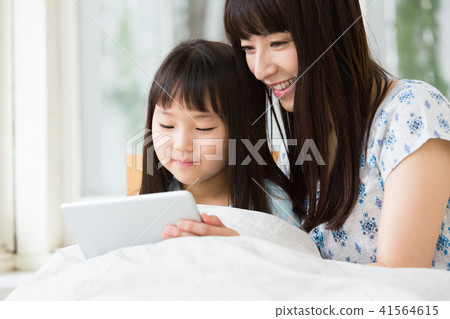 Mother daughter (tablet PC) Mother daughter (tablet PC) 41564615