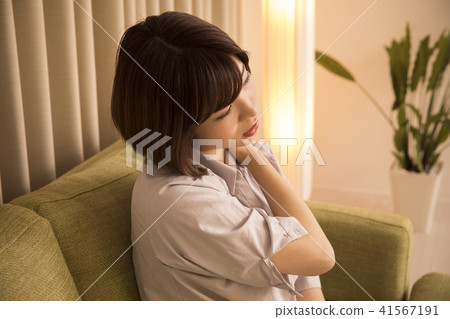 A young lady who got home tired 41567191