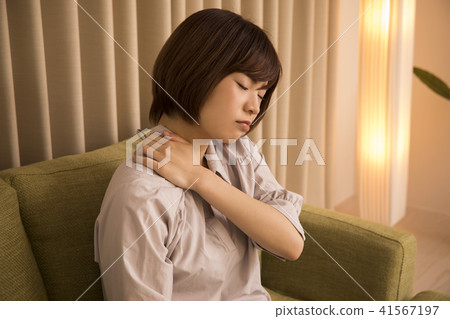 A young lady who got home tired 41567197