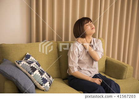 A young lady who got home tired 41567203