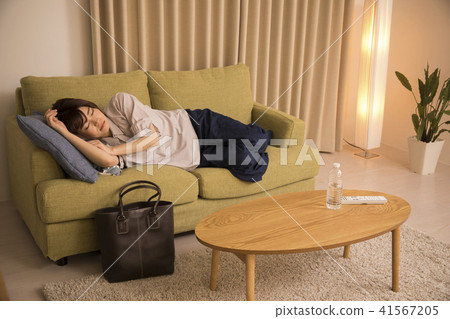 A young lady who got home tired 41567205