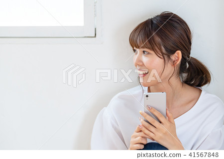 一個操作智能手機的女人 41567848