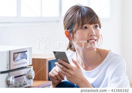 一個女人聽音樂 41568192