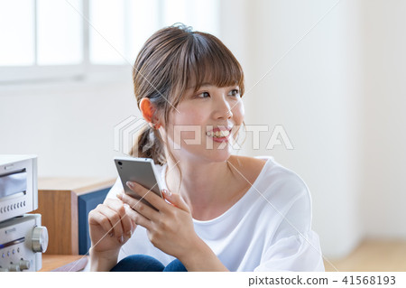 一個女人聽音樂 41568193