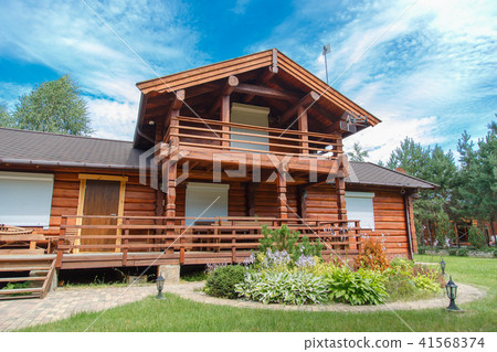 A modern wooden house made of logs. View from outside in summer 41568374