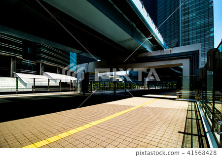 (東京 - 城市景觀)人行道區域5跟隨汐留建築群 (東京 - 城市景觀)人行道區域5跟隨汐留建築群 41568428
