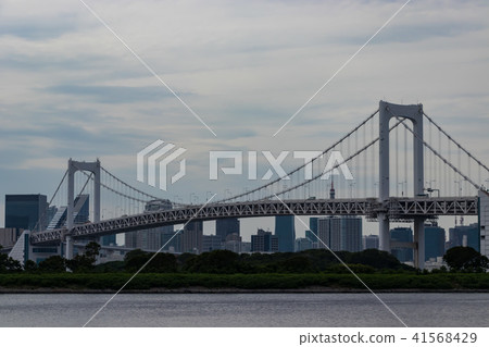(東京 - 墨西哥灣沿岸風景)彩虹橋1在多雲天空1下 (東京 - 墨西哥灣沿岸風景)彩虹橋1在多雲天空1下 41568429