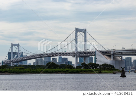 (東京 - 墨西哥灣海岸風景)在輕的多雲天空3下的彩虹橋 (東京 - 墨西哥灣海岸風景)在輕的多雲天空3下的彩虹橋 41568431