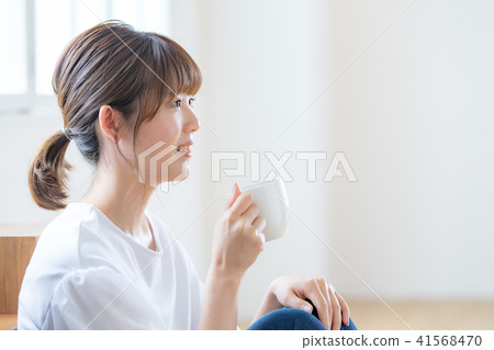 坐著的女人 41568470