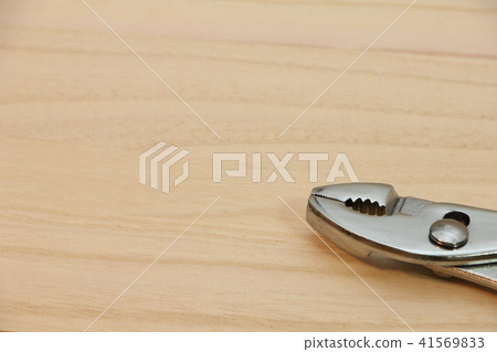 在木板安置的鉗子 在木板安置的鉗子 41569833