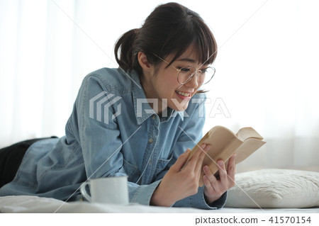Reading woman Reading woman 41570154