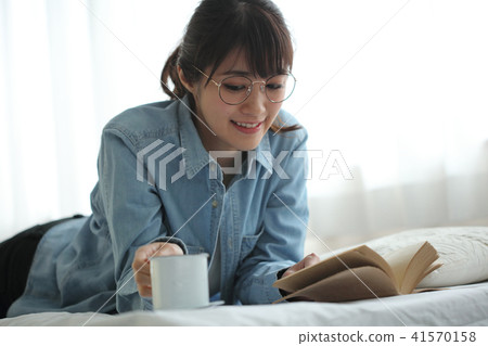 Reading woman Reading woman 41570158