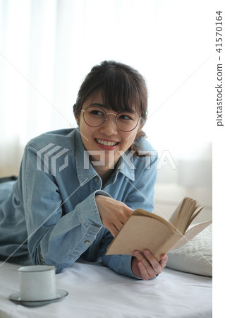 Reading woman Reading woman 41570164