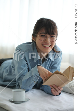 Reading woman Reading woman 41570165