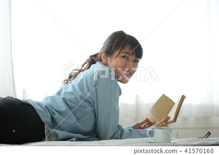 Reading woman Reading woman 41570168