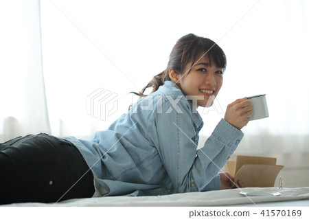Reading woman Reading woman 41570169