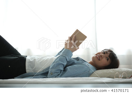 Reading woman Reading woman 41570171