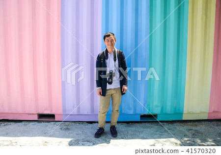 在彩虹貨櫃前拍照的男人,台灣彰化 41570320
