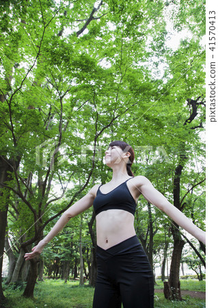 Fitness female exercise beauty young women sports 41570413