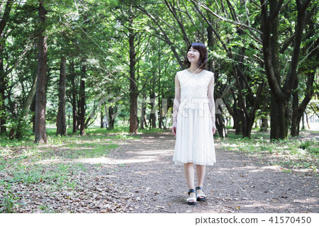 生活方式步行街道秀麗畫象婦女新綠色 41570450